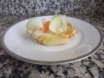 Cestitas de patata con ensalada de manzana y zanahoria