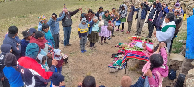 Begleiten sie mich auch heute am Samstag zu den Gottesdiensten in den Bergen Boliviens. Der Regen stellt für die Mission kein Hindernis dar. Mein Ziel ist es, alle Gemeinden zu besuchen, damit die Person Jesu bekannt, geliebt und befolgt wird. Nur so können wir eine Welt des Friedens und der Gerechtigkeit aufbauen. Macha Potosi – Bolivien