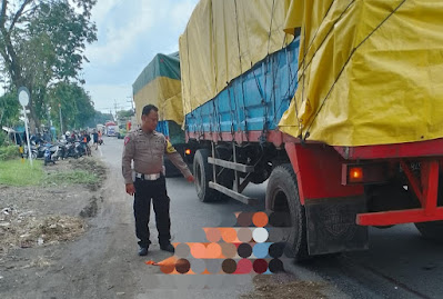 Seorang Pria Tewas Terlindas Truk di Raya Jabaran Balongbendo