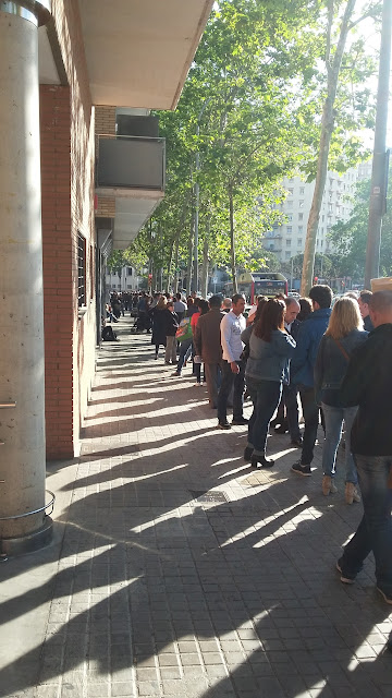 Waiting line at the office of the Spanish Ministry of Justice.