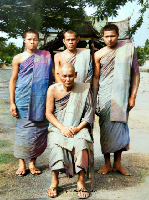 ภาพถ่ายหลวงพ่อแขก วัดพวงมาลัย สมุทรสงคราม-หลวงพ่อพุฒ (ยืนกลาง)