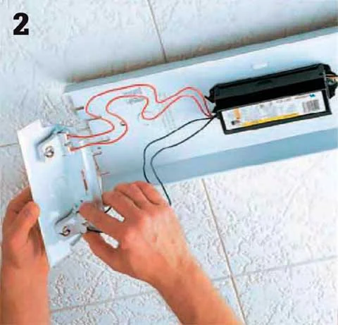 Instalaciones eléctricas residenciales - Removiendo portalámparas averiado en luminario fluorescente