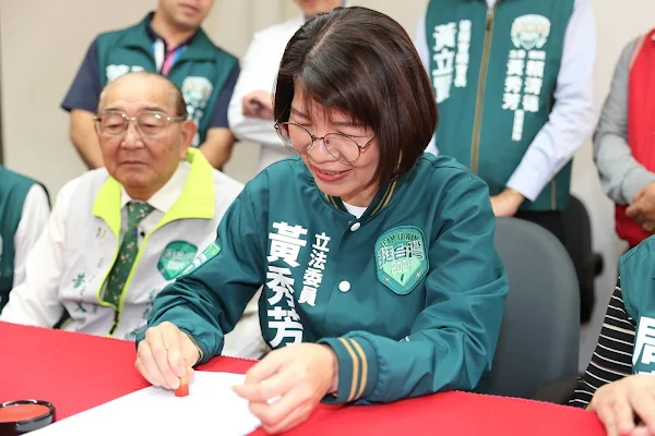 ▲第二選區立委候選人黃秀芳今天前往彰化縣選委會完成競選登記。（記者林明佑翻攝）