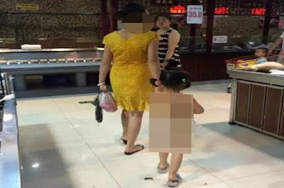 Astaga, Wanita China Ini Ajak Putrinya Belanja Tanpa Memakai Baju .. Memalukan !!