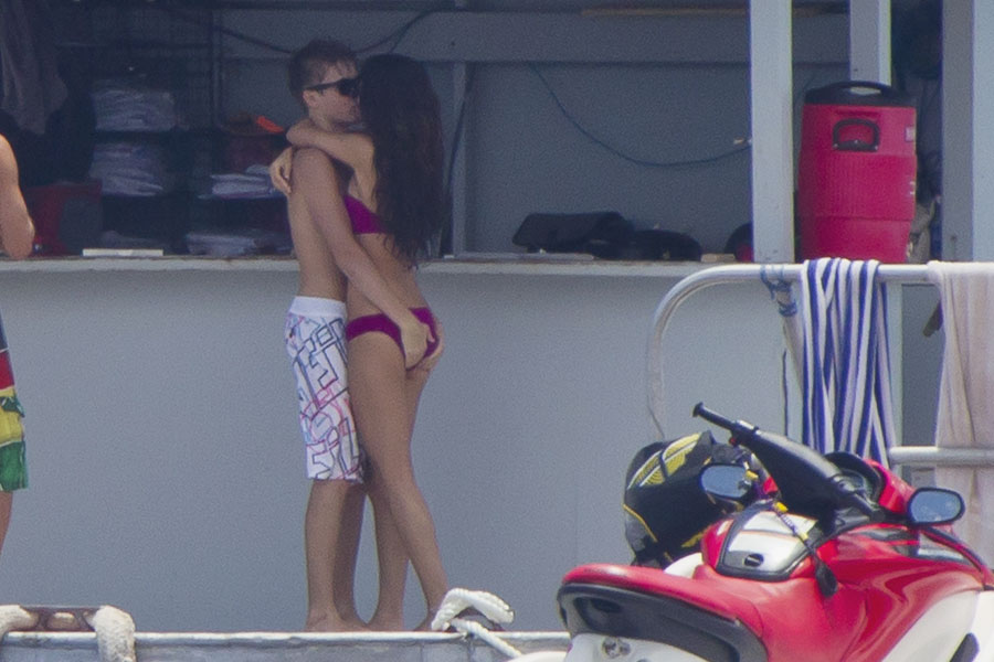 selena gomez and justin bieber hawaii kissing. Justin Bieber and Selena Gomez