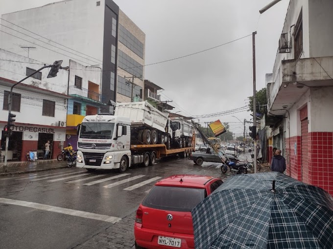 Ipiaú: Carreta arrasta fios de alta tensão e deixa parte da Avenida Getúlio Vargas sem energia elétrica