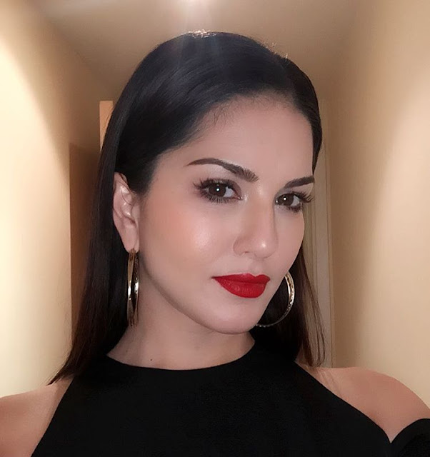 sunny-leone-selfie-high-quality