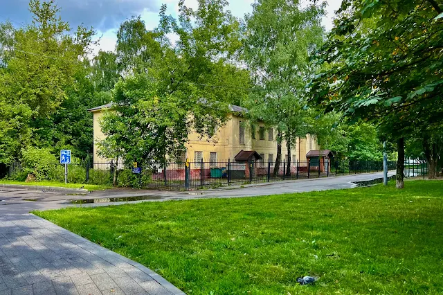 улица Приорова, заброшенное здание Московского межрайонного почтамта № 4 (здание построено в 1939 году)