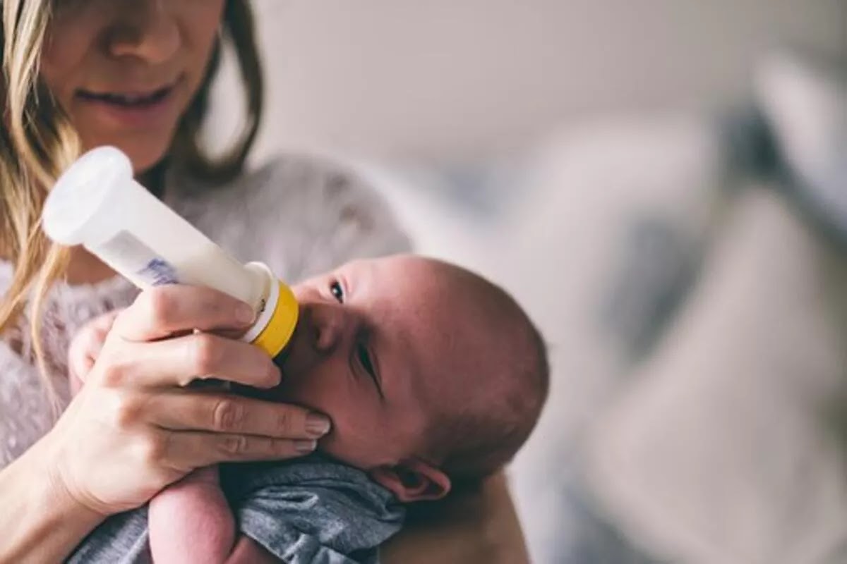 Bebeklerde ilk altı ay anne sütü şart