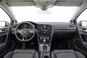 Interior view of 2019 Volkswagen Golf SE