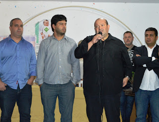 Prefeito Márcio Catão (ao microfone), vereador Maurício Lopes, Procurador Geral Daniel Felipe dos Santos e o secretário de Governo Alex Castellar em reunião com moradores da Ilha do Caxangá