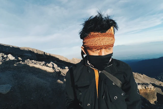 Meluncur sky Turun dari Puncak Mahameru