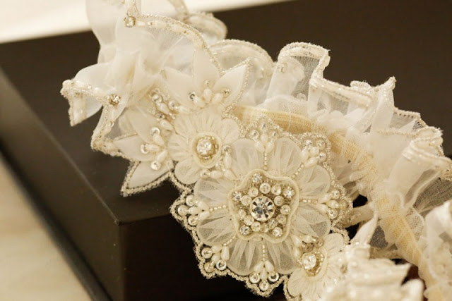 spectacular-wedding-garter-ideas-organza_bridal_garter_sunflower