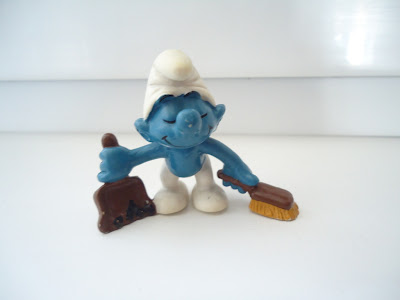 Dustpan and Brush Smurf Figure Peyo Schleich Hong Kong 2.0189 Schtroumpfe Schlumpf Puffi