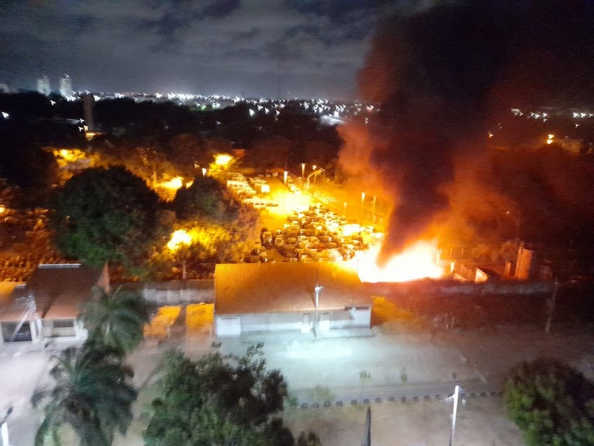 Carros pegam fogo em depósito do Detran em Fortaleza; vídeo