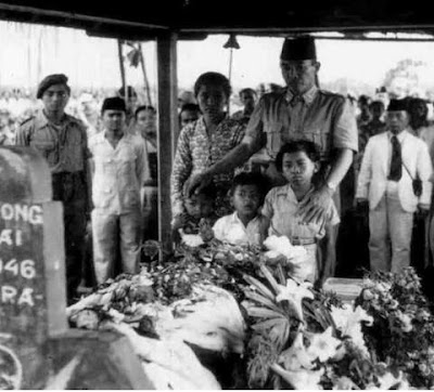 Presiden sukarno berziarah ke makam pahlawan (alm) I GUSTI NGURAH RAI di dampingi 3 putra dan istri (alm) di taman makam pahlawan MARGARANA TABANAN BALI tahun1950.