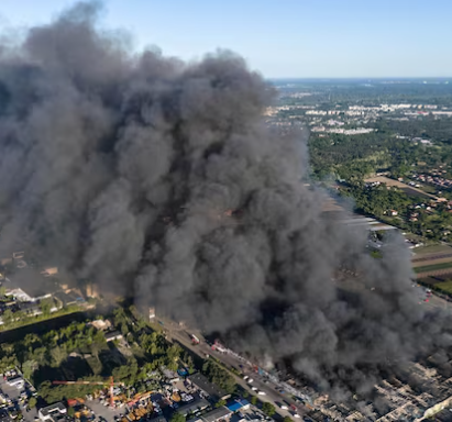  Large fire destroys 1,400-store shopping center in Warsaw, Poland