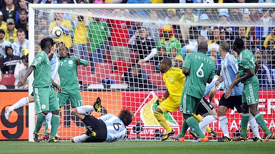 Com boa atuação de Messi, Argentina bate Nigéria com gol de "peixinho"