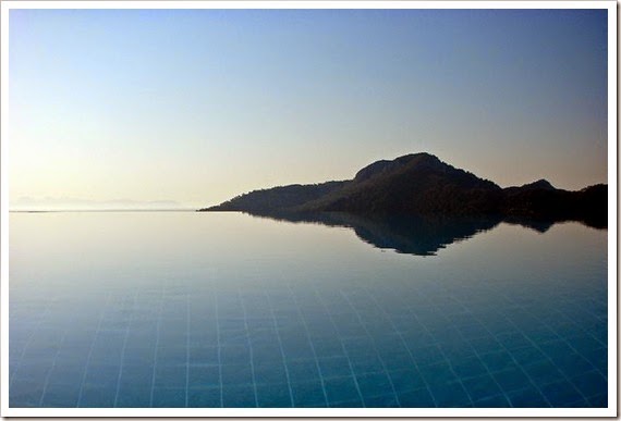 brilliant-reflection-infinity-pool