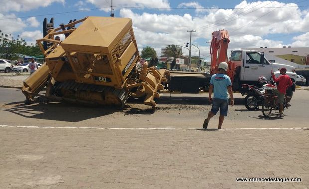 Trator cai de cima de caminhão na PE-160, ao lado do monumento bíblico, em Santa Cruz