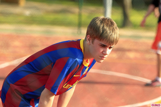 justin bieber soccer jersey. JUSTIN BIEBER IN SPAIN