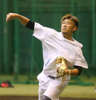 フォームを確かめながらキャッチボールをする松坂大輔（撮影・梅根麻紀）