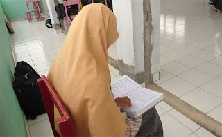 Tak Punya Uang, Mahasiswi ini Menahan Lapar dengan Baca Quran. Subhanallah...