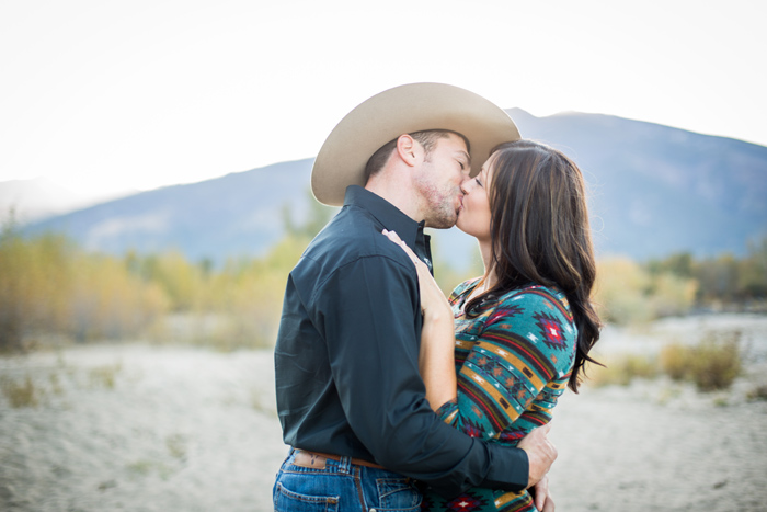 Montana Engagement / Stella Kelsie Photography @stellakelsiemt / #montanabridemag