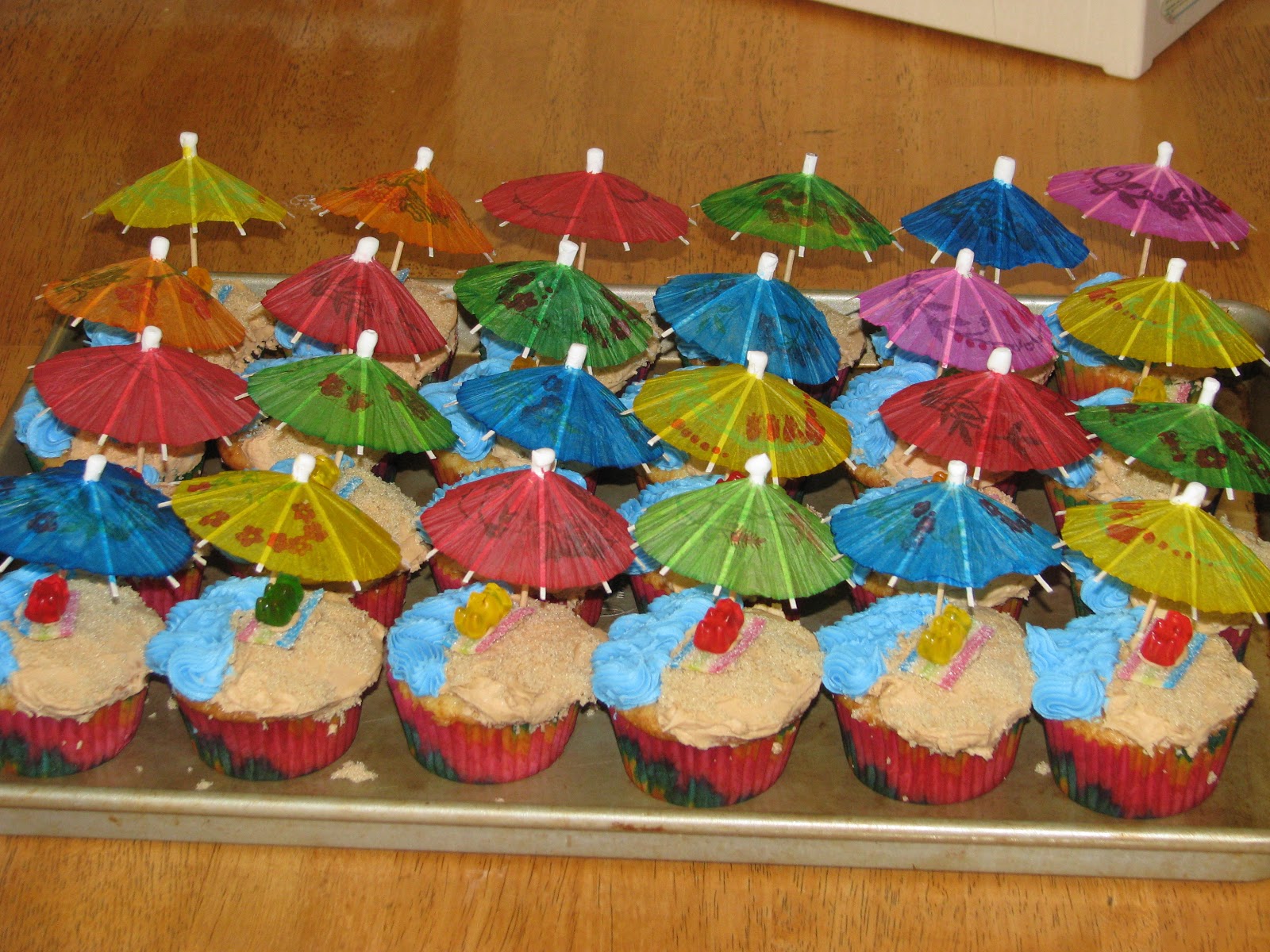 cool easy cake decorations Beach Themed Cupcakes for the End of the Schoolyear