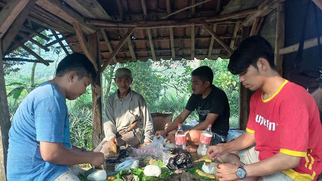Tim PEMETAS dan Lidinews Terjun ke Kebun Pak Marhaen Cirangkong