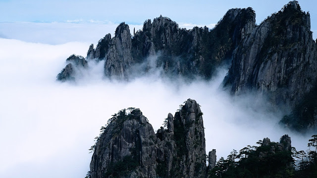 Beauty Foggy Mountain 