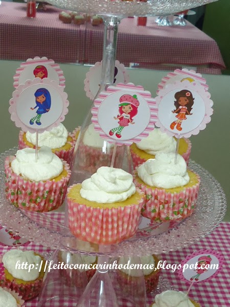 Cupcake com toppers da Moranguinho e sua turma