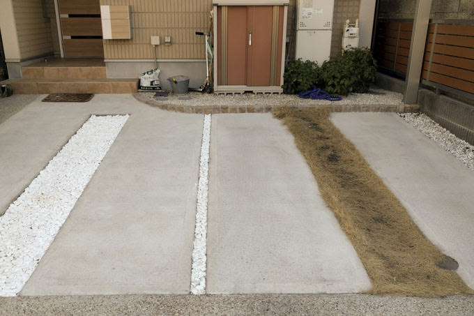 駐車場の目地　芝生と砂利