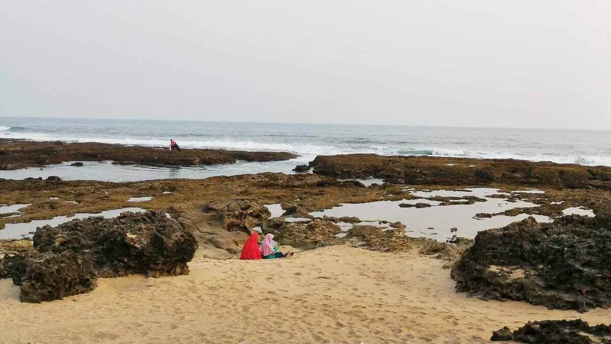 Bermain Pasir di Pantai Sukahujan