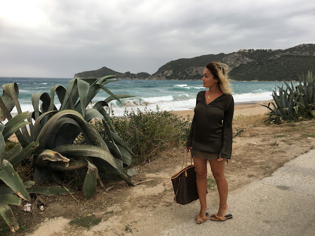 Canadian fashion blogger, summer street style, what to wear in hot weather, what to wear to beach, simple summer outfit, how to wear slides, slides with ruffles, welcome to 30s club, korfu, krf, grcka, greece, greek islands