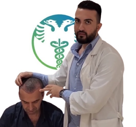 Uno dei medici della New Hair Clinic, dedicata a Turismo Medico Albania, Gerald Buda, spiega i risultati dopo il trapianto di capelli di un paziente.