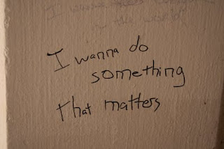 Wall with the words written in black saying I wanna do something that matters