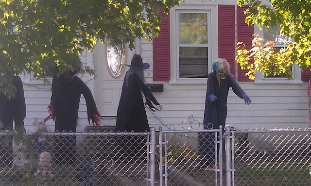 scary outdoor Halloween decorations