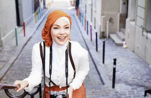 Gaya Hijab Dewi Sandra  Cantik Berbaju Muslim