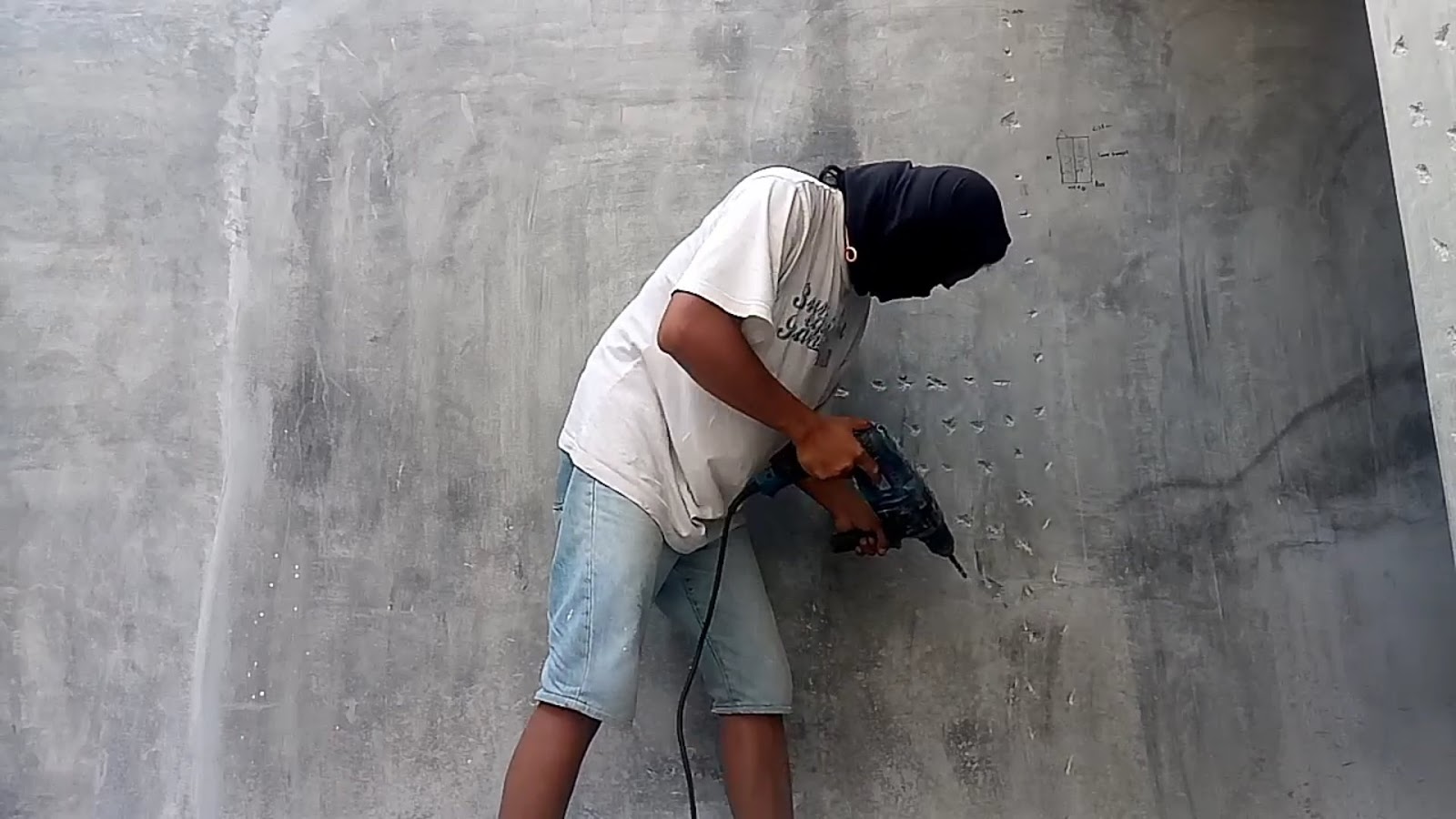  Cara  simen  gam dinding  yang licin atau dinding  cat sebelum 