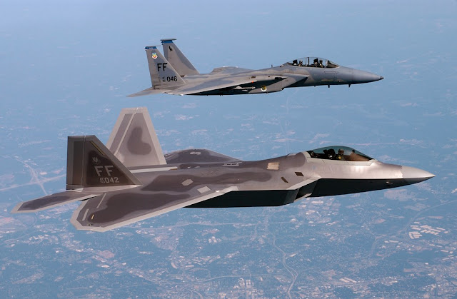 TOP GUN INSTRUCTOR FLIES F22 RAPTOR