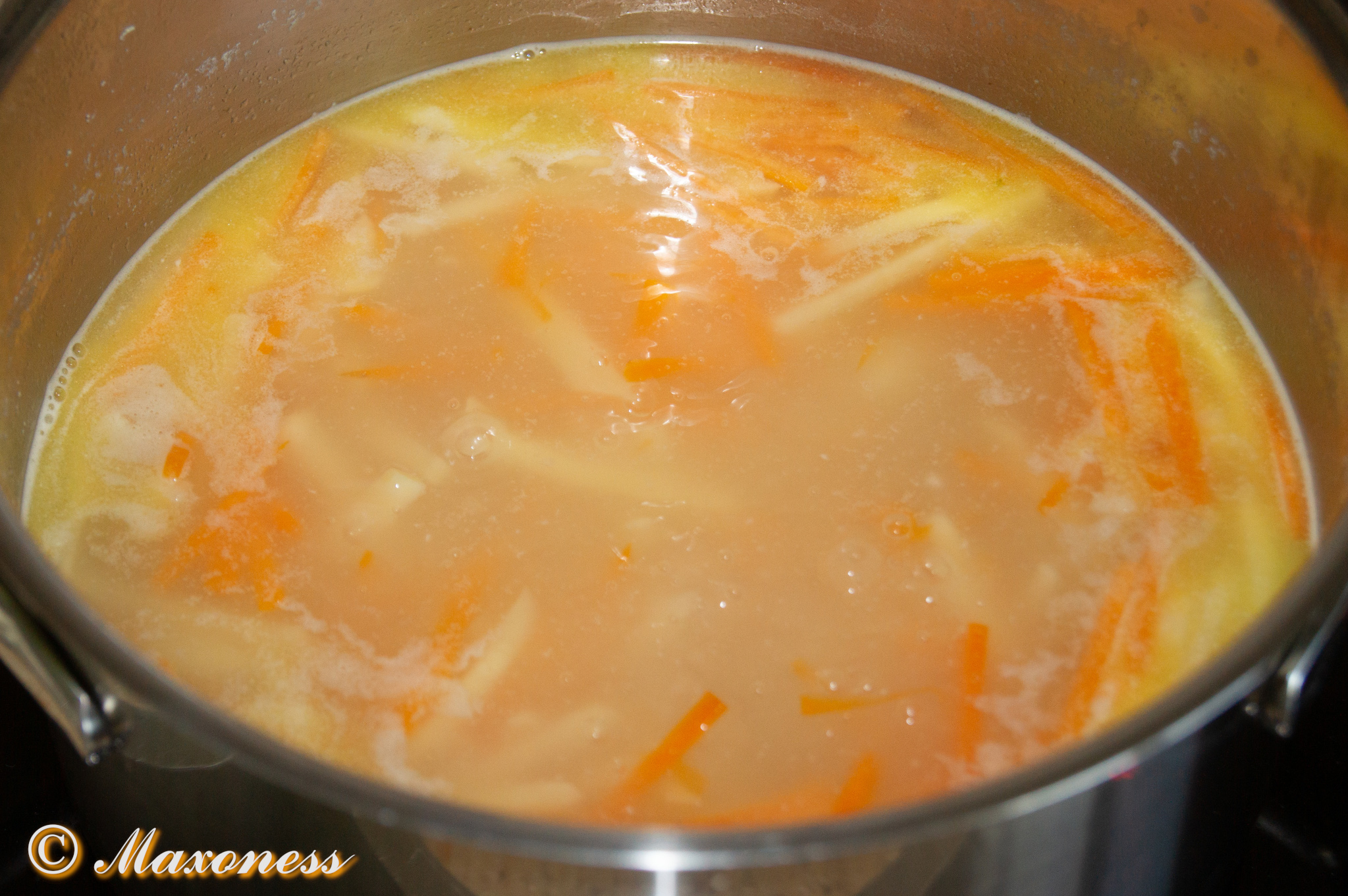 Суп кипит. Итальянский суп с пастой. Суп закипел. Легкий суп. Как выглядит кипящий суп.