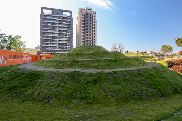 台中惠宇GOOD基地綠美化，竹林、狼尾草、雙峰漩渦約會好去處