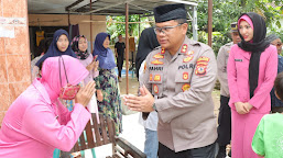 Kapolres Indramayu didampingi Ibu Ketua Bhayangkari Cabang Indramayu Bertakjiah ke Rumah Duka Anggota