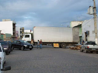 Giradouro ao lado de um supermerdado vizinho da Igreja Católica Matriz do Livramento