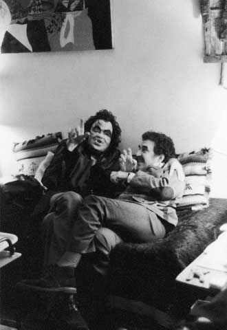 Gabriel García Márquez y Julio Cortázar (disfrazado de algo raro)