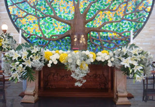 Seni Merangkai Bunga Altar Gereja Lusius Sinurat