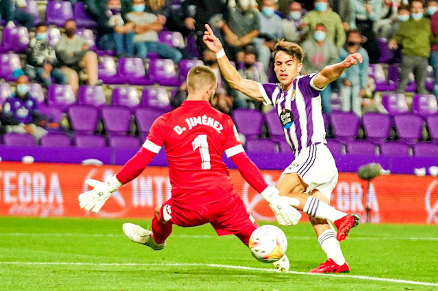 Álvaro Aguado bate a Dani Jiménez para marcar el primer gol del Valladolid. REAL VALLADOLID C. F. 2 A. D. ALCORCÓN  0. 26/09/2021. Campeonato de Liga de 2ª División, jornada 7. Valladolid, estadio José Zorrilla. GOLES: 1-0: 19’, Álvaro Aguado. 2-0: 86’, Shon Weissman.