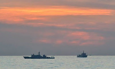 Tàu Trung Quốc ở khu vực bãi đá ngầm Scarborough thuộc Biển Đông. Ảnh: Guardian