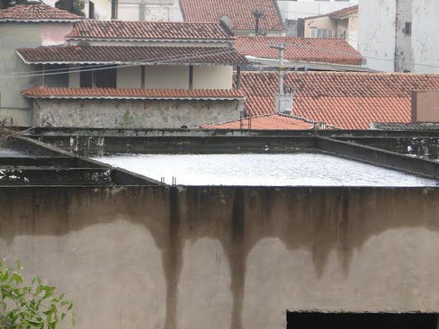 Construção inacabada na Parque Cruz Aguiar acumula água na laje e deixa moradores apreensivos 